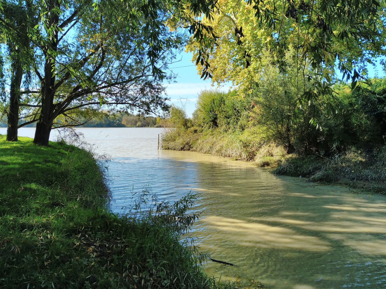 La confluence de la Pimpine avec la Garonne, à marée haute, c'est le fleuve qui entre dans l'embouchure de la Pimpine