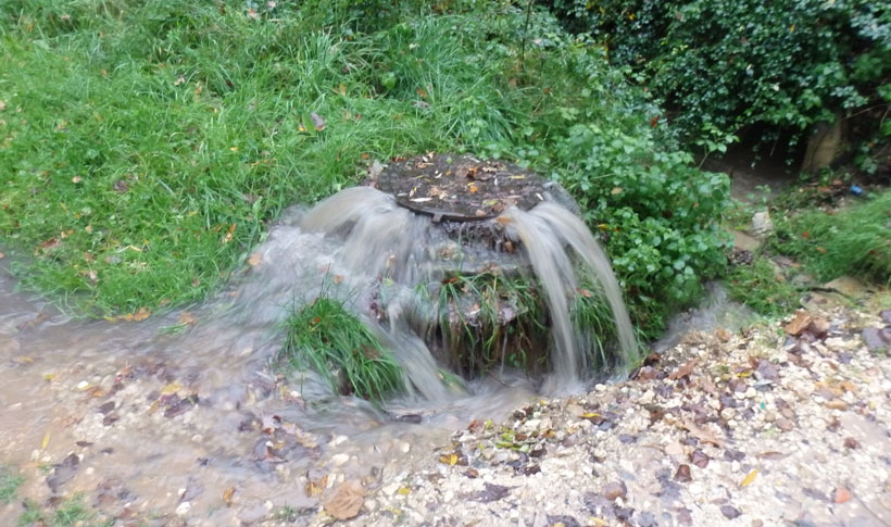 Débordement d'un regerd d'eau usée par le parasitage des eau pluviales lors d'un épisode pluvieux, en rive gauche du Pian
